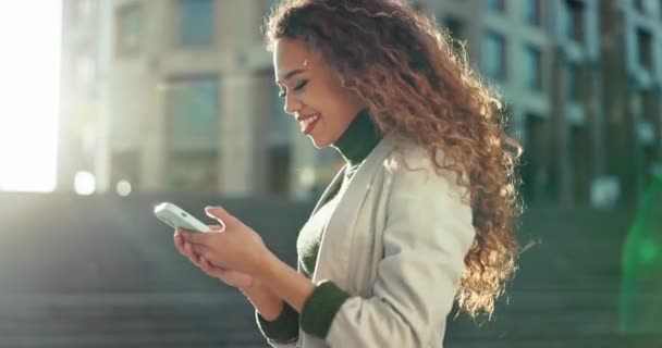 Stad Gelukkig Vrouw Met Een Smartphone Verbinding Contact Met Social — Stockvideo