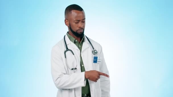Cuidado Salud Faq Médico Hombre Negro Con Mano Apuntando Estudio — Vídeos de Stock