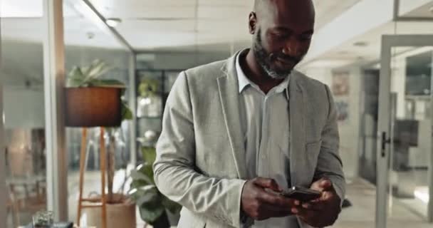Человек Телефон Ходить Офис Работы Ноутбуке Бизнес Планирования Финансов Цифровых — стоковое видео