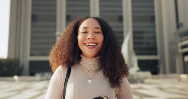 Szczęśliwa Twarz Kobieta Biznesu Mieście Śmieje Się Pewna Siebie Podekscytowana — Wideo stockowe