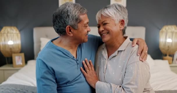 Seniorenpaar Umarmung Und Liebe Schlafzimmer Auf Dem Bett Mit Sorgfalt — Stockvideo