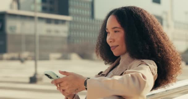 Kota Berpikir Dan Wanita Dengan Smartphone Bisnis Dan Tersenyum Dengan — Stok Video