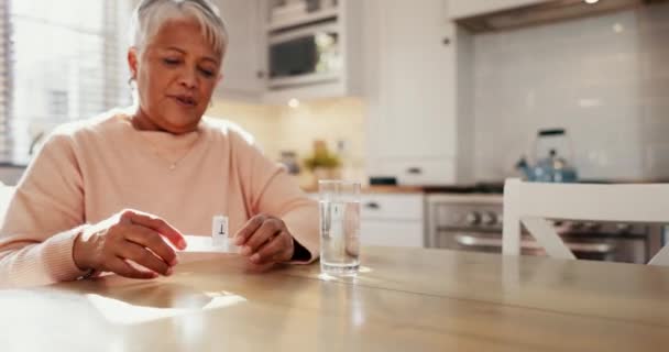 Γριά Γυναίκα Χάπια Στην Κουζίνα Την Υγεία Και Συμπληρώματα Για — Αρχείο Βίντεο
