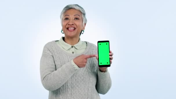 Telefon Zelená Obrazovka Seniorka Prezentací Maketou Ukazující Menu Aplikace Modrém — Stock video