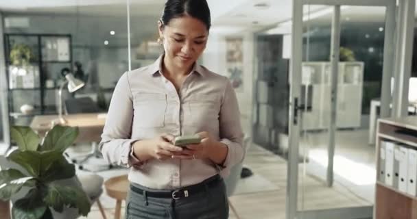 Mulher Leitura Telefone Para Negócios Com Sorriso Para Mail Comunicação — Vídeo de Stock