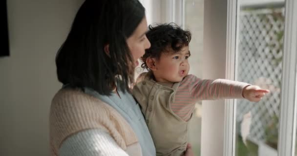 Fenster Zeigefinger Und Mutter Mit Baby Wohnzimmer Mit Blick Auf — Stockvideo