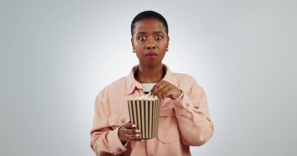 Женщина Попкорн Страх Перед Ужасом Студии Поедание Беспорядок Шоком Белого — стоковое видео