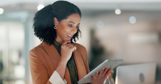 Mujer Feliz Oficina Con Tableta Desplazamiento Pensamiento Lectura Revisión Correo — Vídeo de stock