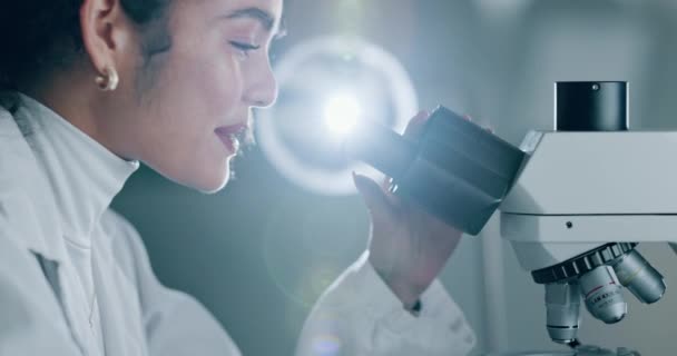 Medizin Forschung Und Frau Mit Mikroskop Gesundheitswesen Und Kontrollprobe Mit — Stockvideo