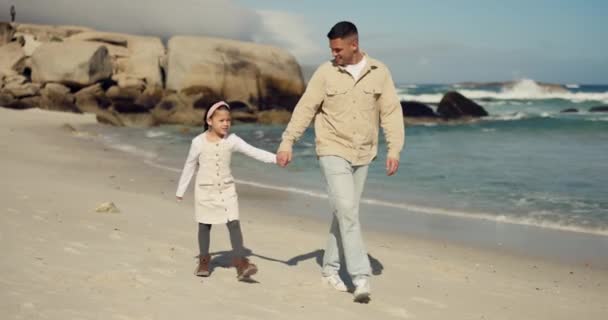Пляж Тримаючись Руки Ходячого Батька Щасливий Дитячий Сімейний Язок Морському — стокове відео