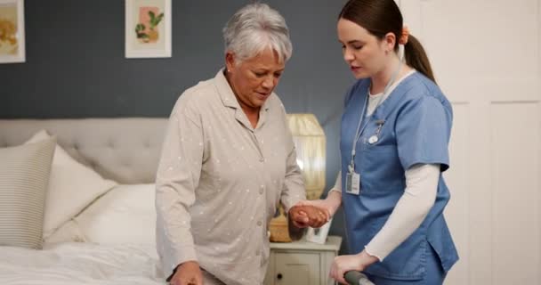 Oude Vrouw Verpleegster Met Hulp Ondersteuning Senior Zorg Met Gezondheid — Stockvideo