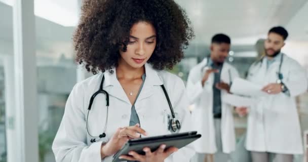 Таблетки Врач Женщина Печатают Читают Изучают Медицину Кардиологическую Информацию Медицинские — стоковое видео