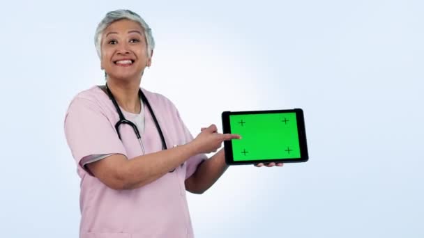 Медсестра Планшет Зеленый Экран Женщина Презентации Говоря Здравоохранении Информации Телездоровья — стоковое видео