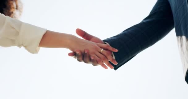 Pebisnis Berjabat Tangan Dan Keluar Untuk Kemitraan Kesepakatan Dan Pertemuan — Stok Video