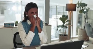 İş kadını, hasta ve nezle ve virüs yüzünden ofiste burun sümküren. Hintli çalışan grip, alerji ve bakteri, sinüzit ve saman nezlesi için doku hapşırıyor..