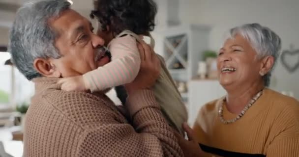 Happy Love Grootouders Met Kleinkind Hun Huis Voor Het Verbinden — Stockvideo