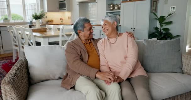 Haus Gesicht Und Senior Paar Mit Liebe Pflege Und Ruhestand — Stockvideo