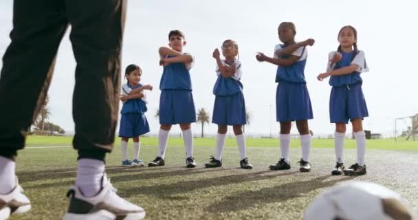 Děti Strečink Sport Fotbalovém Hřišti Trenérem Pro Trénink Školní Fitness — Stock video