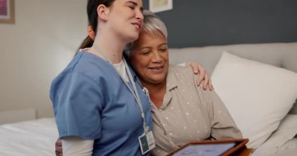 Umarmung Unterstützung Und Krankenschwester Mit Seniorin Schlafzimmer Für Medizinische Wellness — Stockvideo