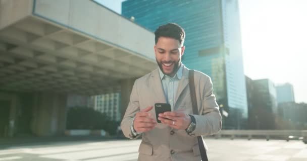 Walking Phone Businessman Winning City Bonus Financial Profit Social Media — Stock Video