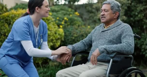 Wózek Inwalidzki Rozmowa Staruszka Opiekun Pomagający Pacjentowi Klientowi Opieki Zdrowotnej — Wideo stockowe