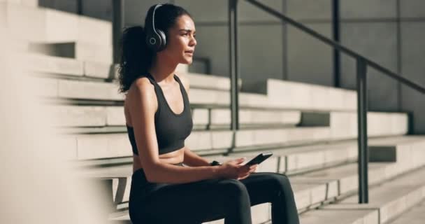 Fitness Mulher Fones Ouvido Com Telefone Nas Escadas Para Motivação — Vídeo de Stock