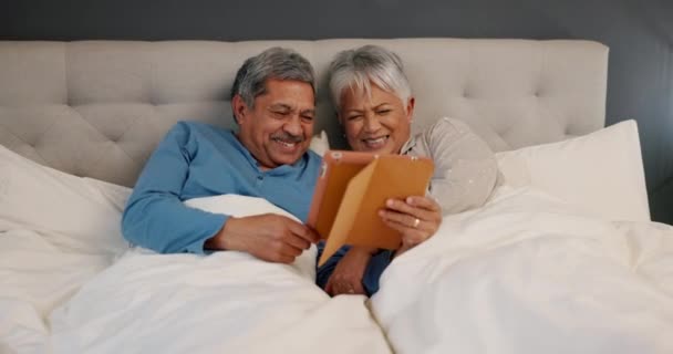 Tablette Amour Couple Personnes Âgées Dans Lit Riant Bande Dessinée — Video