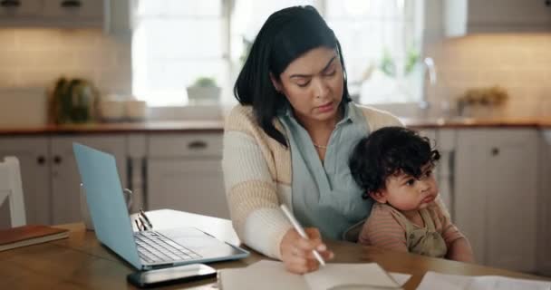 リモートワーク ラップトップ 母親は家で働くためのベビーストレスを抱えています ビジネスや出産休暇 生産性 マルチタスクのためのコンピュータ上の子供と忙しい 家族とママ — ストック動画