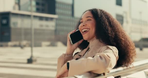 Telefonní Hovor Šťastná Podnikatelka Sedící Městě Firemní Cestování Nebo Pracovní — Stock video