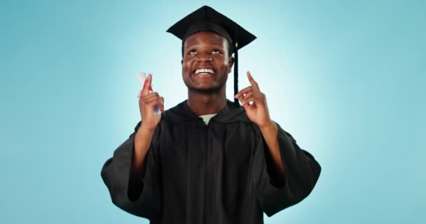 Czarny Człowiek Ukończenie Studiów Edukacja Wskazując Absolwentów Studiów Informacji Wiadomości — Wideo stockowe