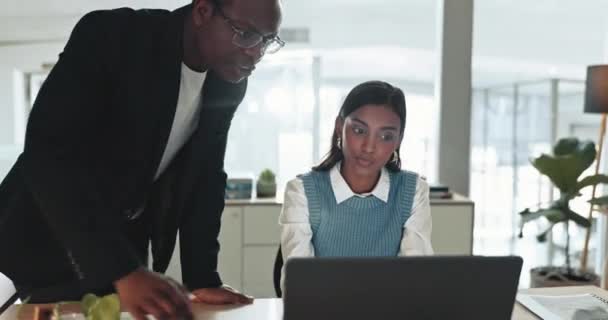 비즈니스 남자와 노트북 파트너십 사무실에서 조언으로 아프리카 매니저 도움말 컴퓨터 — 비디오