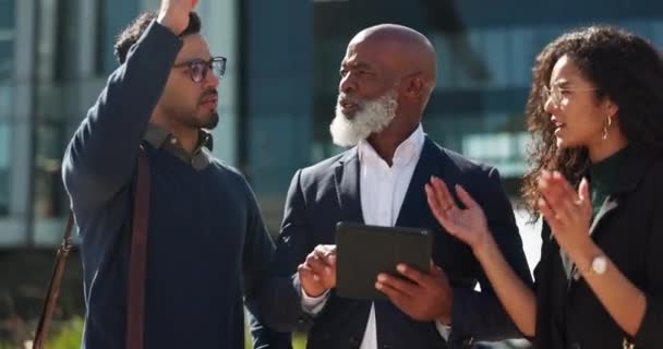 Tablet Tartışma Adamları Şehirde Müdürle Yasal Bir Strateji Planlıyorlar Toplantı — Stok video