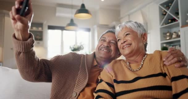 Pasangan Senior Selfie Dan Tersenyum Sofa Berpelukan Dan Ikatan Dengan — Stok Video
