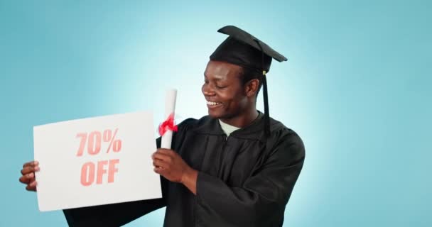 Graduación Signo Ventas Hombre Negro Feliz Con Publicidad Universitaria Descuento — Vídeos de Stock
