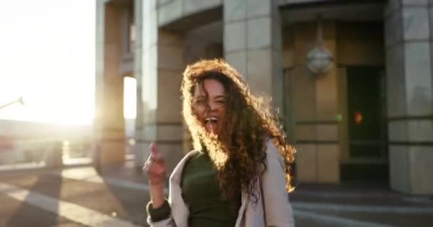 Feliz Mulher Dança Cidade Manhã Com Sol Felicidade Celebração Bem — Vídeo de Stock