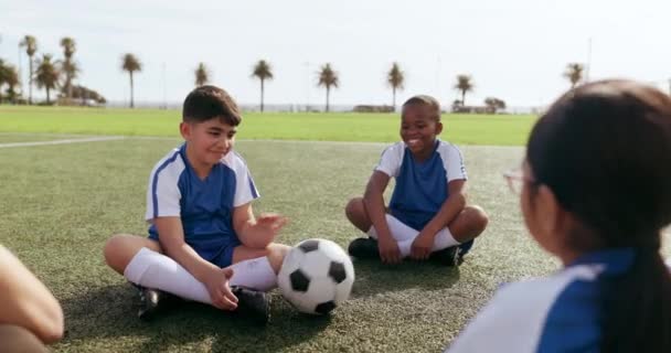 Dzieci Piłka Gra Polu Podczas Siedzenia Kręgu Treningu Ćwiczeń Zabawy — Wideo stockowe