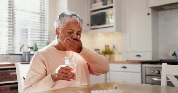 Oude Vrouw Met Pillen Keuken Gezondheid Drinkwater Supplementen Voor Wellness — Stockvideo