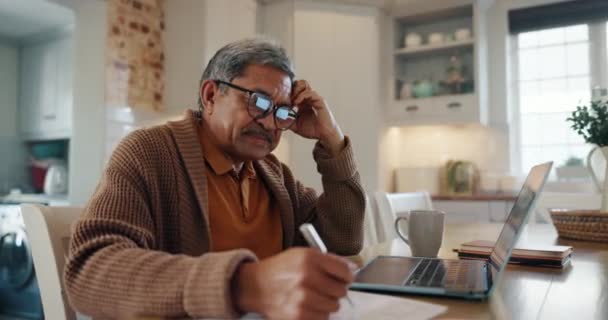 Home Laptop Oder Senior Mann Mit Dokumenten Stress Oder Immobilien — Stockvideo