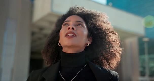 Gesicht Denken Und Wind Mit Einer Schwarzen Geschäftsfrau Der Stadt — Stockvideo