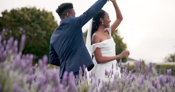結婚式 ダンス 黒人のカップルは一緒に愛 お祝い 興奮する未来のために庭にいます レセプション 笑顔で花と結婚 音楽とパーティーでの幸せ — ストック動画
