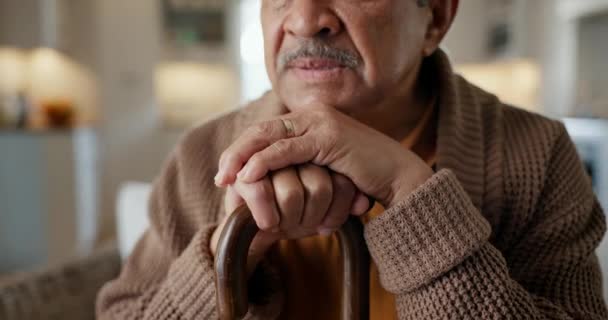 Ręce Zbliżenie Starszy Mężczyzna Kijem Domu Alzheimerem Utratą Pamięci Lub — Wideo stockowe