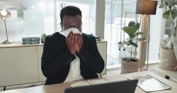病気のビジネスマンは アレルギー ウイルス細菌のためのオフィスで鼻をくしゃみ 吹き飛ばします インフルエンザ アレルギー バクテリアのリスク 炎症および干し草の感染のための組織を有するアフリカの従業員 — ストック動画