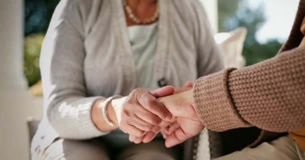Hände Empathie Und Unterstützung Bei Einem Senioren Paar Der Nähe — Stockvideo