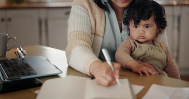 Afstand Werken Laptop Moeder Met Baby Schrijven Voor Thuiswerken Zakendoen — Stockvideo