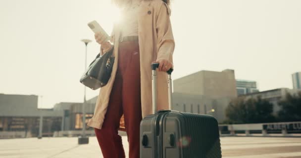 手提箱和女商人在城市里散步 参加公司旅行或工作旅行会议 城镇女性专业人员电话联网的技术 行李和特写 — 图库视频影像