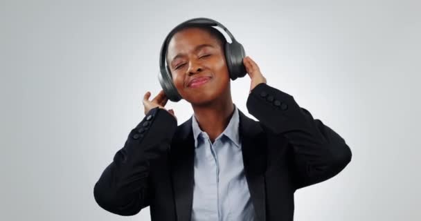 黒人女性 ビジネス ヘッドフォンで音楽を踊り ホワイトバックグラウンドのスタジオでラジオを聴く 企業の従業員は エネルギー レイブまたはテクノ オーディオストリーミングと幸せで楽しいを持っています — ストック動画