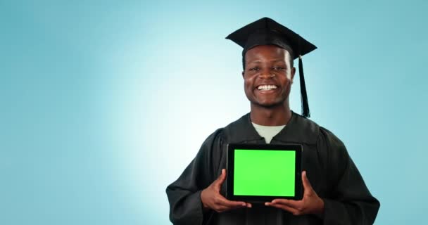 Graduación Tableta Pantalla Verde Hombre Negro Apuntan Universidad Comercial Noticias — Vídeo de stock