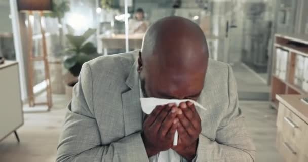 Człowieku Chory Kichający Tkanką Biurze Alergie Przeziębienie Wirusowe Zarazki Laptopie — Wideo stockowe