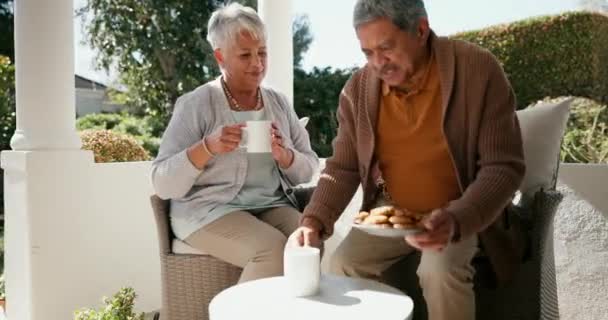 Seniorenpaar Kaffee Trinken Und Freien Lächeln Ruhestand Und Liebe Bindung — Stockvideo