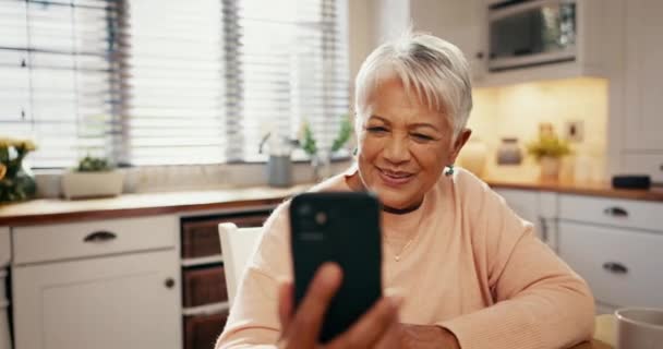 视频电话 电话和在厨房里的老妇人挥手打招呼和家里的交流 墨西哥的技术 快乐的老年女性在家中用手机进行虚拟对话 — 图库视频影像